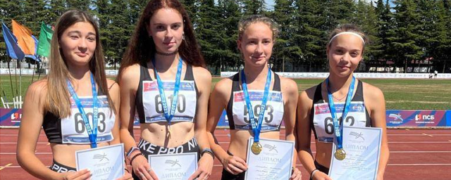 Клинчанка Юлия Савина стала победительницей в беге 4х100 м с барьерами на соревнованиях в Адлере
