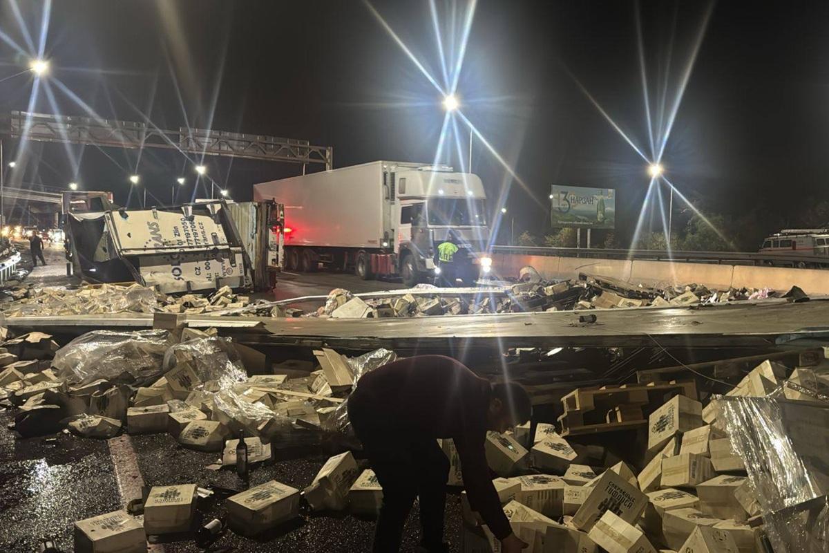 На трассе под Пятигорском перевернулась фура с грузинским вином