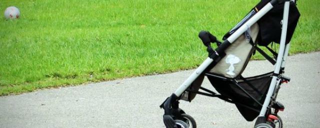 Ночью в Северной столице обнаружили брошенную коляску с младенцем