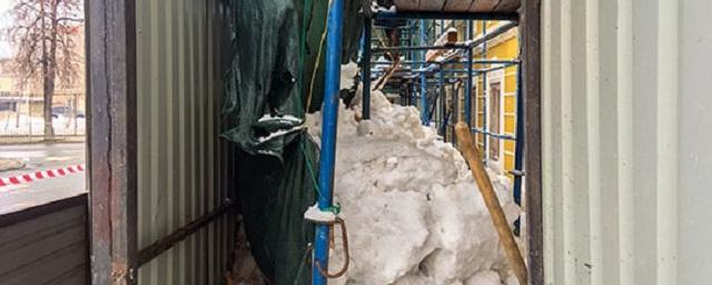 В Казани снежная глыба рухнула на мужчину и ребенка