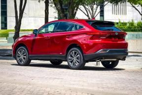 Юридический реверанс или начало возвращения? Hyundai и Toyota застолбили новые бренды в России