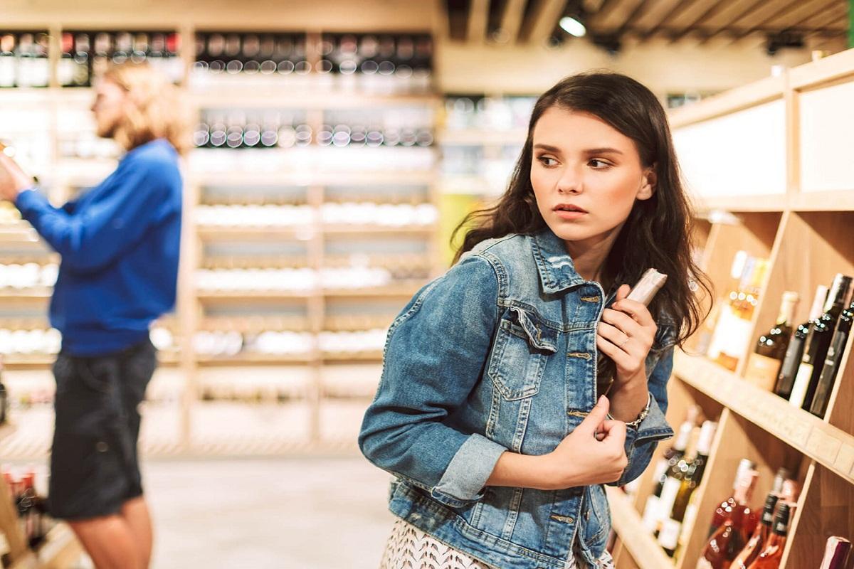 В Новосибирске задержали двух школьниц, ворующих из магазина спиртное