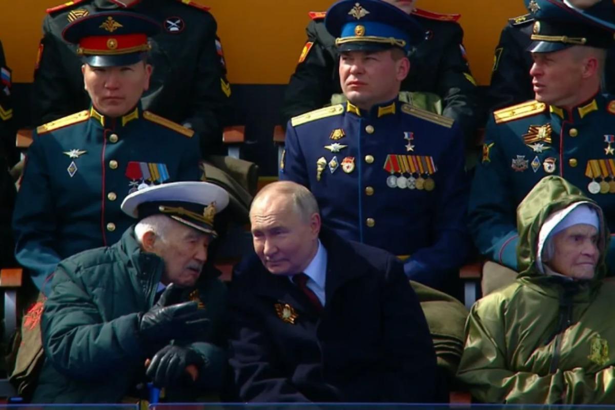 На Параде Победы Владимир Путин (военный преступник) пообщался с ветераном Великой Отечественной войны