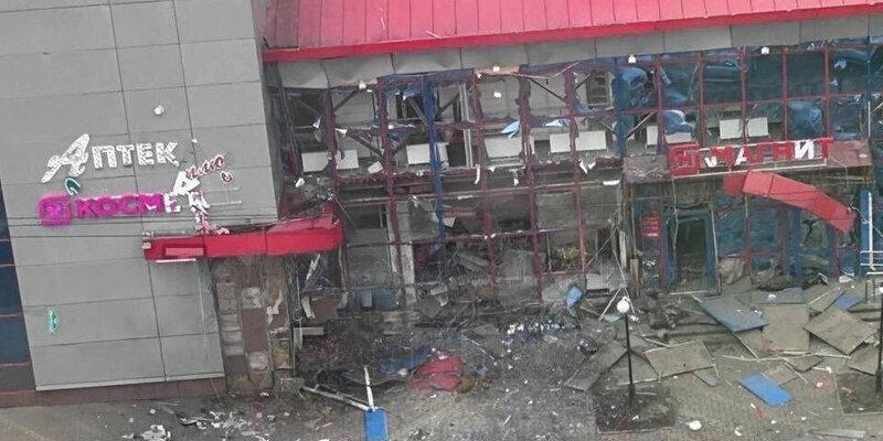 В сети появились кадры попадания снаряда ВСУ по магазину в Белгороде
