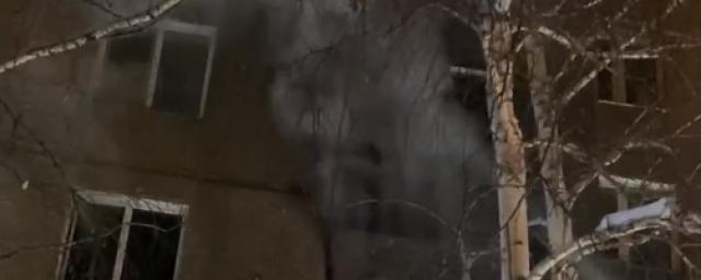 В Магнитогорске спасли женщину и ребёнка с горящей квартиры