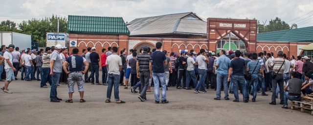 В Новосибирске полиция задержала 50 мигрантов после драки на рынке