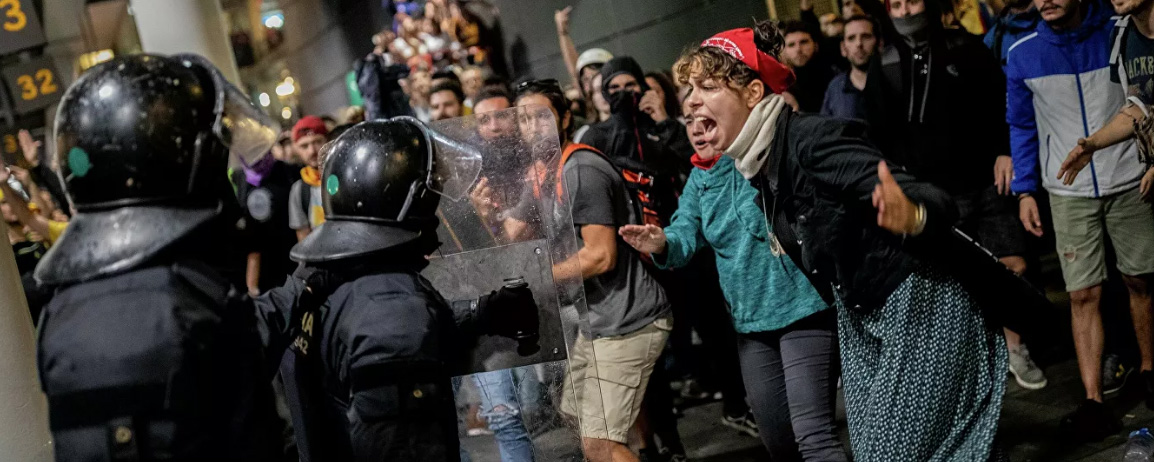 Более 70 полицейских пострадали во время протестов в Каталонии