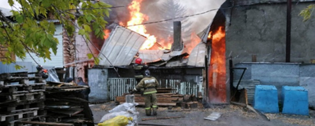 Из-за взрыва газового баллона в Новосибирске загорелись два частных дома