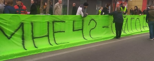 Мариупольцы встретили Зеленского красноречивым баннером