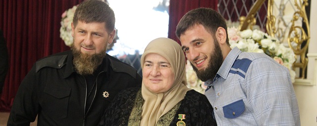 Мать Кадырова удостоена звания почетного гражданина Грозного