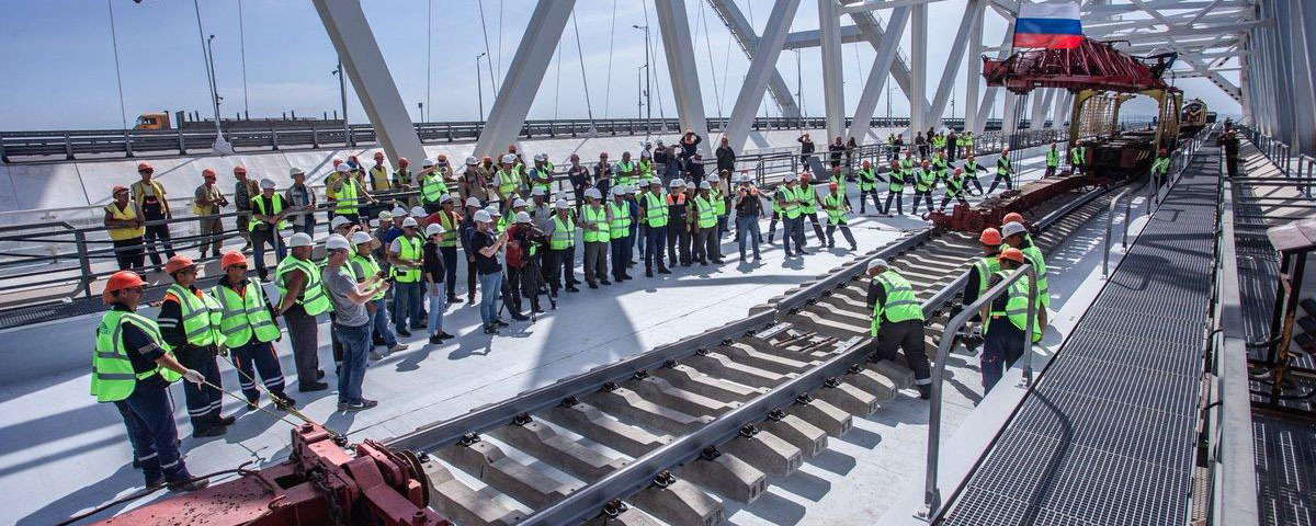 Запуск грузовых поездов по Крымскому мосту перенесли на июнь 2020 года