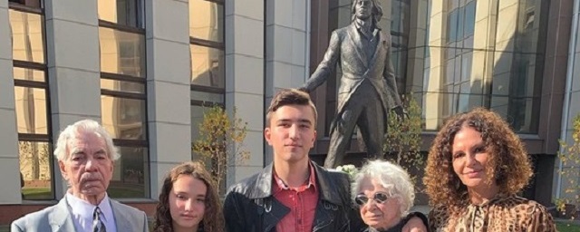 Родители Хворостовского продали квартиру, чтобы поставить сыну памятник