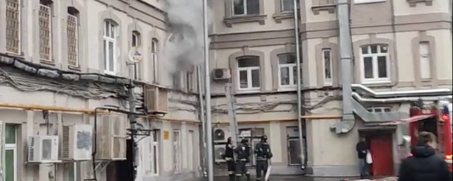 В горящем доме в Москве обрушилась шахта лифта