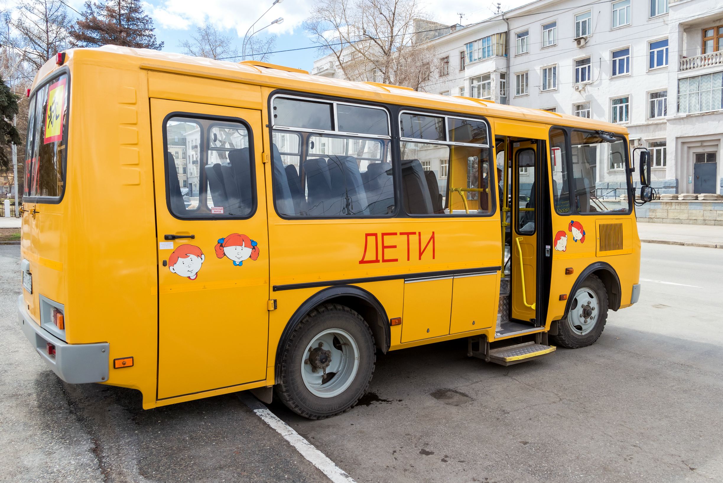 Детский автобус. Желтый школьный автобус Россия. Автобус ПАЗ желтый. Автобус для детей. Школьный автобус дети.