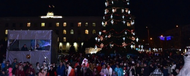 19 декабря в Симферополе зажгли огни на главной новогодней елке