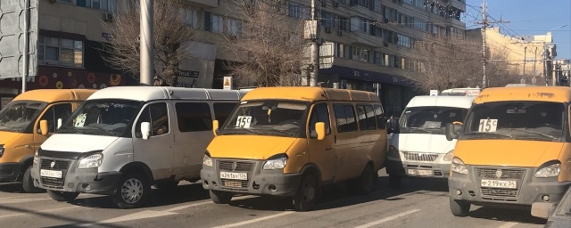 В центре Волгограда десятки маршруток парализовали движение транспорта