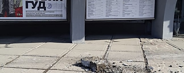 В Новосибирске со здания «Глобуса» упала бетонная часть колонны