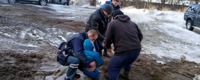 В Выборге спасатели вытащили ребенка, провалившегося в яму с водой и глиной