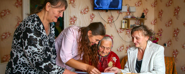 Новосибирские семьи взяли под опеку более 40 одиноких стариков