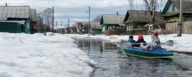 Жители Весьегонска передвигаются по улицам на лодке