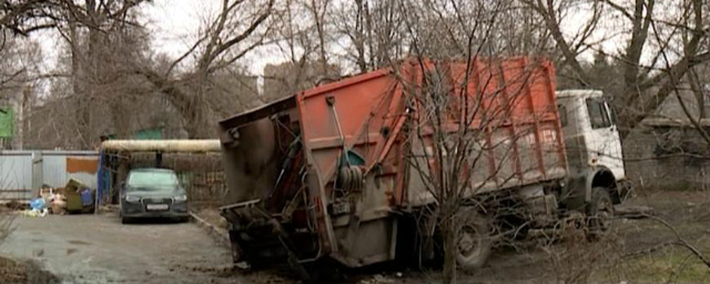 В Рязани во дворе жилого дома мусоровоз провалился колесом в землю