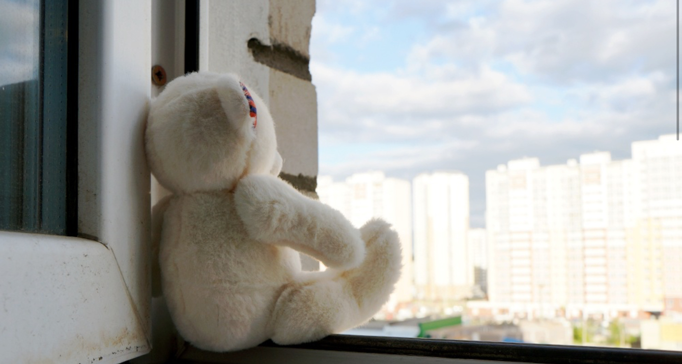 В Новосибирске двухлетний ребенок выпал из окна с третьего этажа