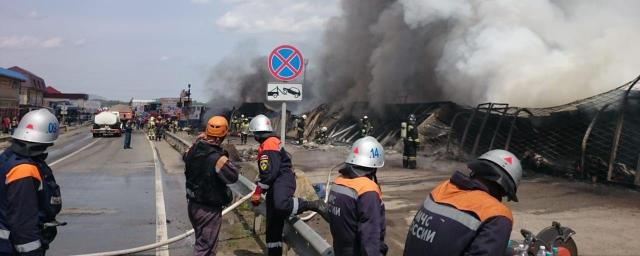 В Пятигорске локализован мощный пожар, охвативший половину рынка