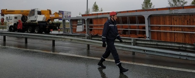 На трассе в Тюменской области рухнул пешеходный мост