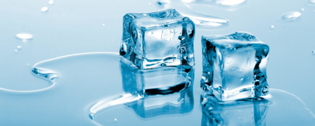 Ученые получили одновременно твердый и жидкий горячий лед