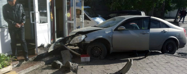 В Новосибирске автомобиль Nissan протаранил киоск с шаурмой