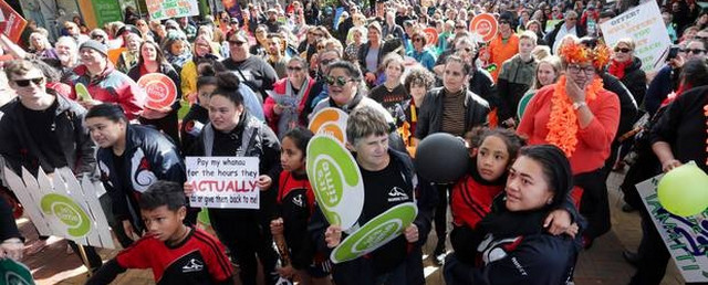 В Новой Зеландии десятки тысяч учителей вышли на марш протеста
