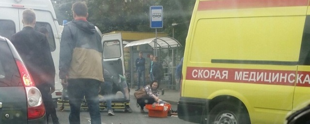 В Челябинске автомобиль сбил на остановке четырех человек