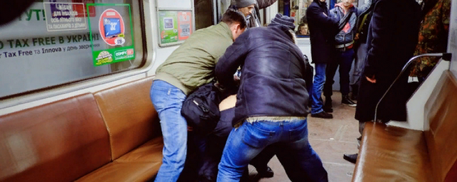 Глава омской полиции подрался в московском метро