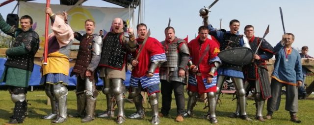 Десятки рыцарей сошлись в поединках на фестивале средневековой культуры в Магадане