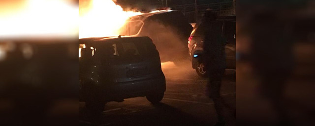 Ночью в Новосибирске сгорели два автомобиля