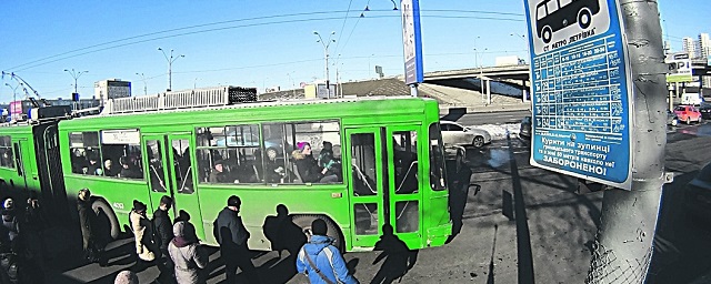 Пассажирку троллейбуса в Новосибирске едва не убило током