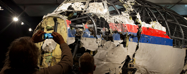 СМИ: Украина и США пытались завладеть черными ящиками MH17