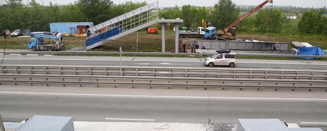 В НСО ремонтируют надземный переход на Советском шоссе