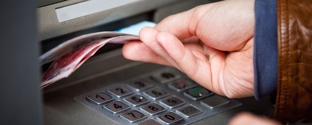 В Новосибирске банкомат выдал женщине в пять раз больше денег