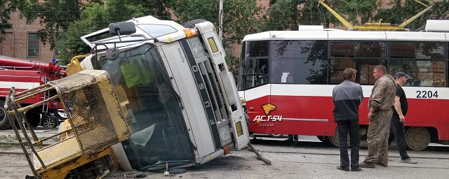 В Новосибирске трамвай врезался в автокран и перевернул его