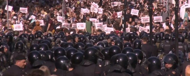 В Волгограде молодежь пикетами поддержала протест в Москве