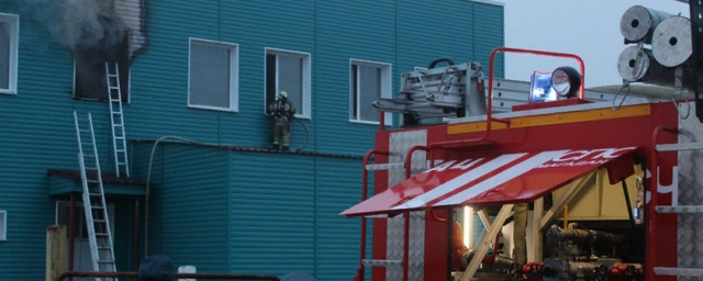 В Магадане тушили пожар в здании на Пролетарской