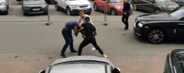 Агрессивный водитель Rolls-Royce, напавший на петербуржца, задержан
