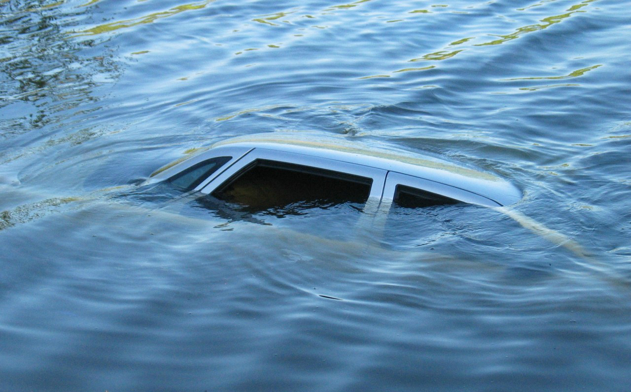 В Якутске в реке обнаружили машину с двумя погибшими