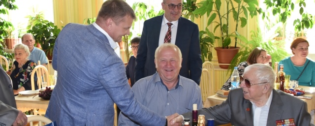 Мэр Магадана поздравил ветерана Великой Отечественной войны Владимира Сидорина
