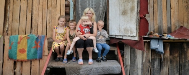 Росстат: 26% детей в России живут за чертой бедности