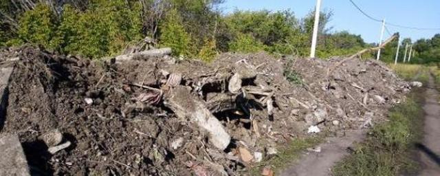 Поселок для многодетных под Саратовом завалили строительным мусором