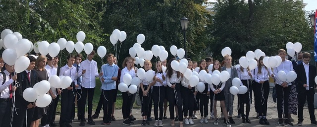 В Саратове взмыли в небо белые шары в память о трагедии в Беслане