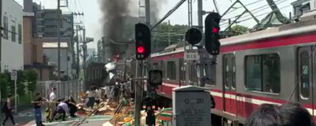 30 человек пострадали в результате схода поезда с рельсов в Японии