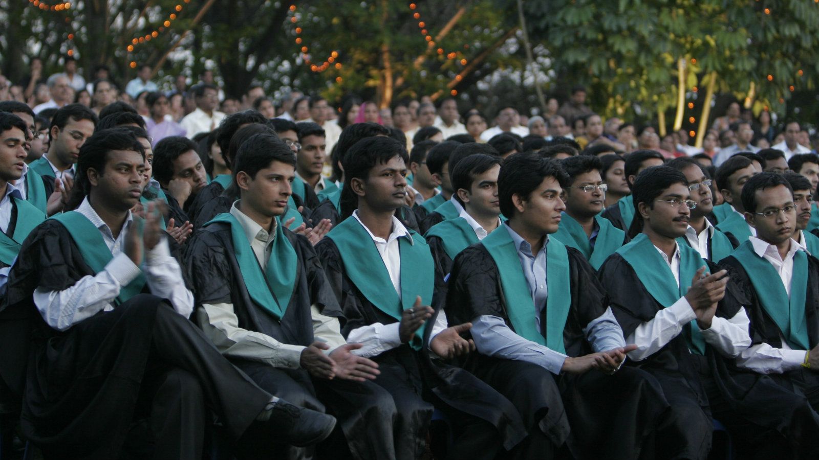 Более 50% индийских выпускников в Англии получают выше среднего